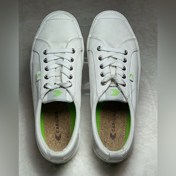 Cariuma Shoes - Cariuma OCA Low White Women's Classic Sneakers with Green Highlights